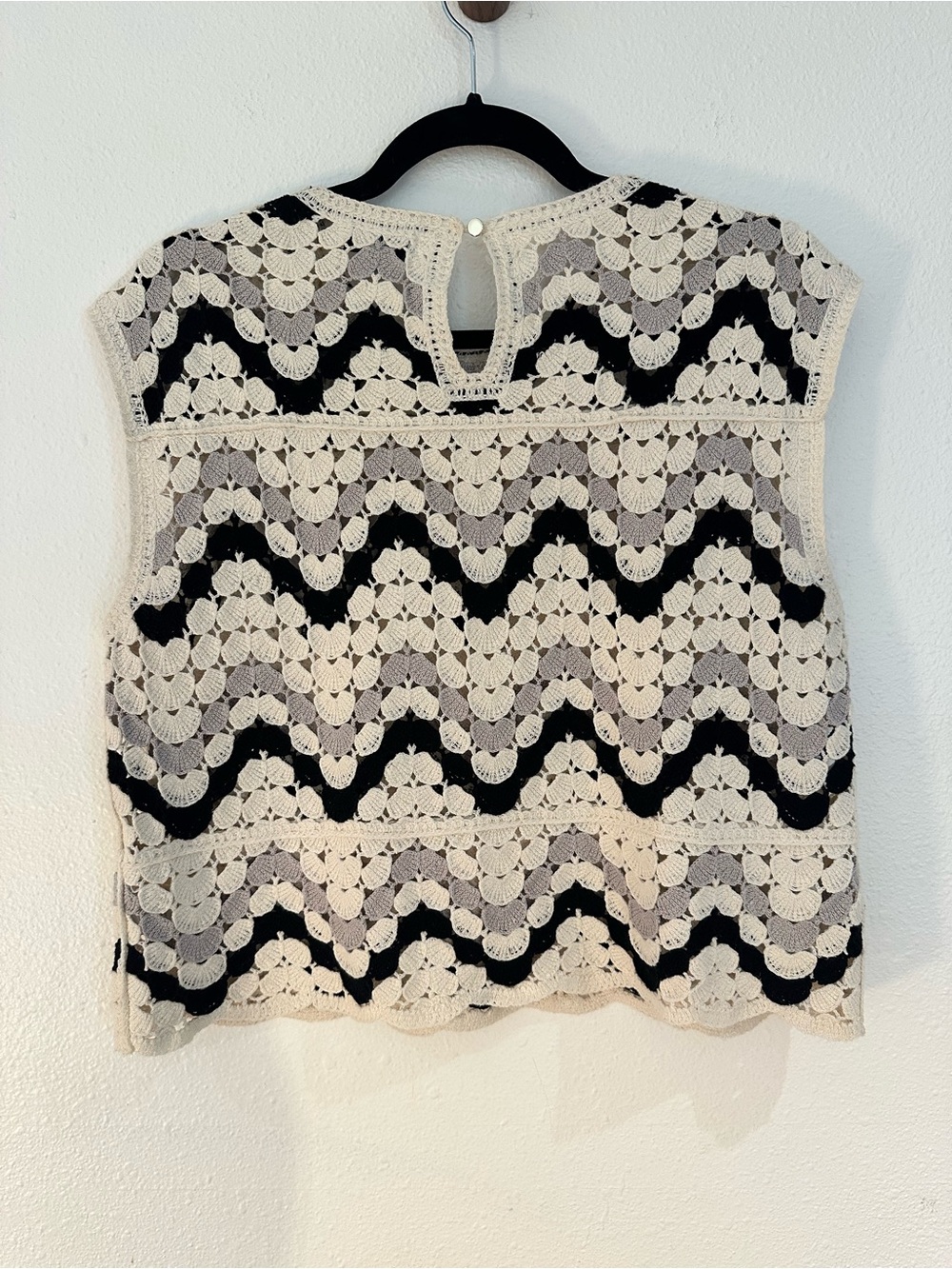 Evereve Boho Crochet Knit Top Medium Ivory Gray Black Scallop Sleeveless Cotton - Picture 5 of 9